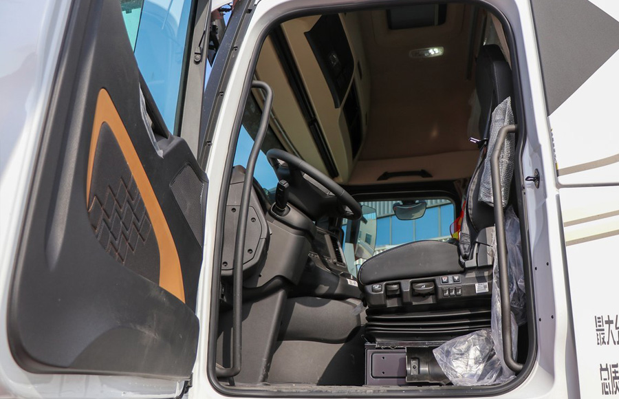 شاحنة جرار شكمان X6000 6x4 610HP AMT للبيع